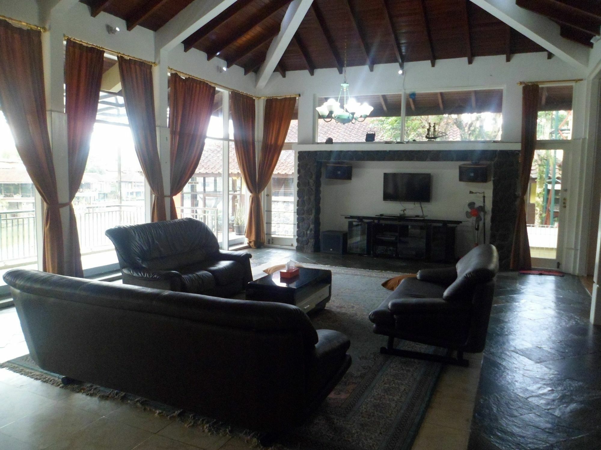 Villa Bukit Danau Cipanas  Exterior photo